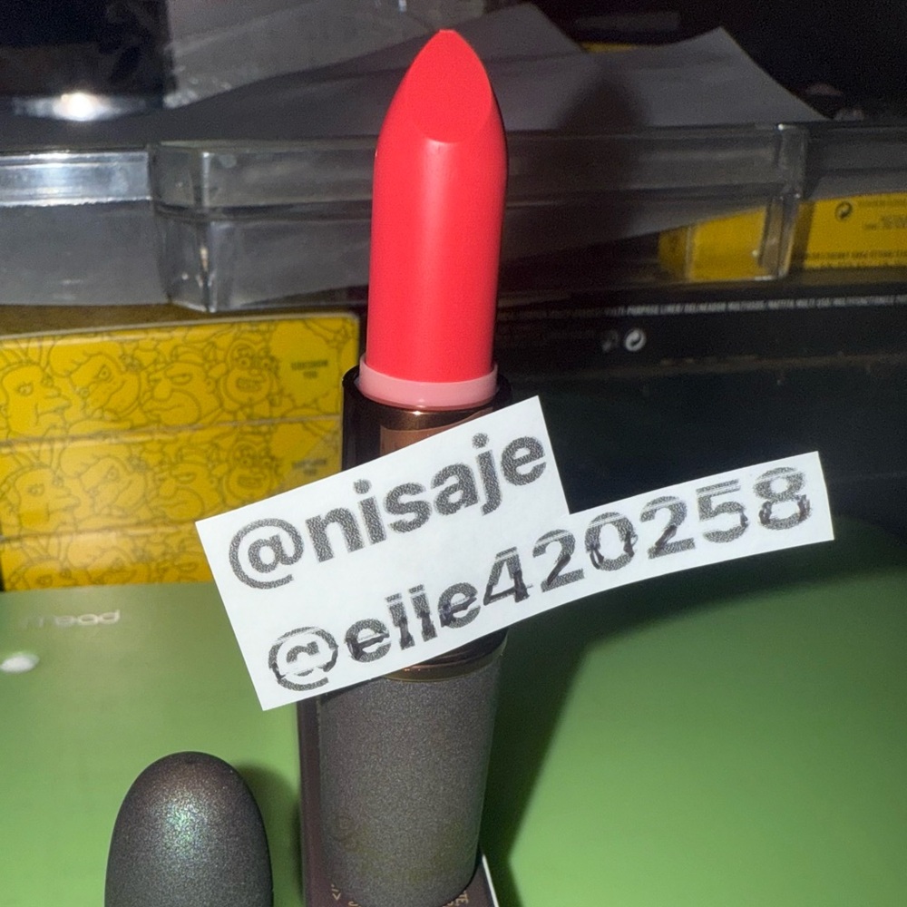 MAC Burnese Kiss Bao Bao Wan Super *Rare* Lipstick
